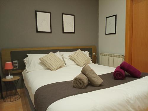 a bedroom with a large white bed with pillows at Ap Dúplex en Casco Histórico in Ourense