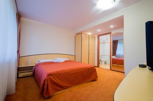 a bedroom with a bed in a room at Holiday Vila Predeal in Predeal