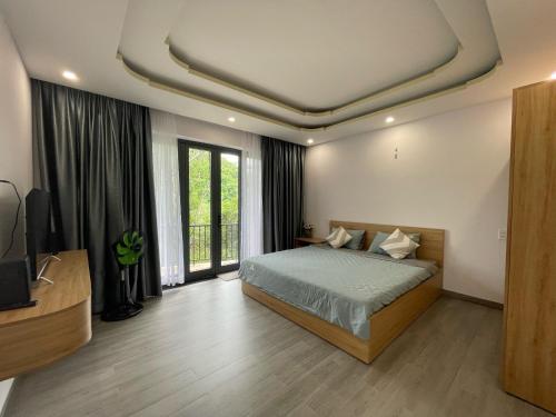 sypialnia z łóżkiem i dużym oknem w obiekcie SATURDAY Homestay Tuy Hòa - Phú Yên w mieście Tuy An