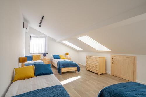 - une chambre mansardée avec 2 lits et une lucarne dans l'établissement Tatrzańskie Wieczory, à Zakopane
