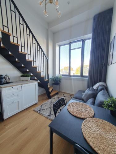 Posezení v ubytování Loft Style Studio Apartment- Free Parking- Free Gym- Keyless Access