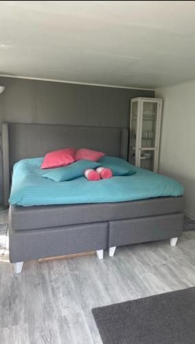 1 dormitorio con 2 almohadas en Gäststuga, en Grebbestad