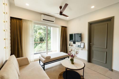 ein Wohnzimmer mit einem Sofa und einem Fenster in der Unterkunft Calangute Heights by Stay ALYF - Luxury 1 BHK Apartments, Calangute in Calangute