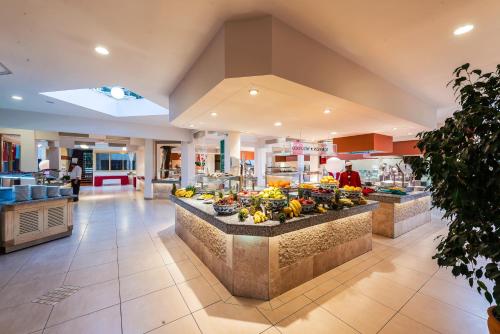een winkel met een bos groenten en fruit te zien bij ROBINSON CAMYUVA - Adults only in Kemer