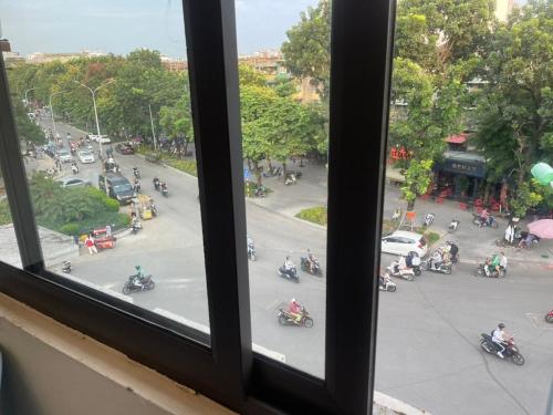 una ventana con vistas a una calle de la ciudad en YÊN HÒA MOTEL en Hanói