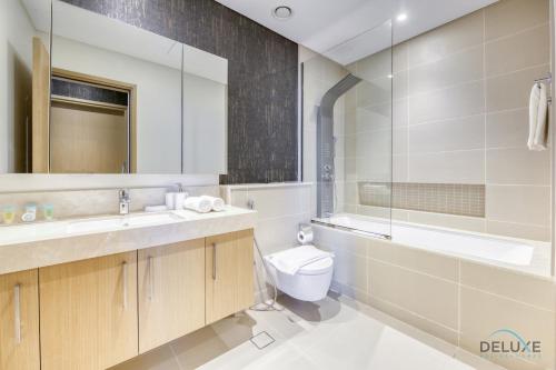 Koupelna v ubytování Sleek 1BR at 5242 Tower 1 Dubai Marina by Deluxe Holiday Homes