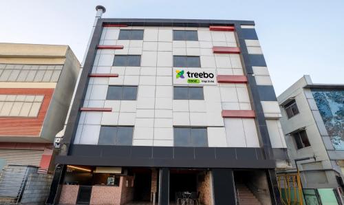 un bâtiment avec un panneau d'hôtel tko dans l'établissement Treebo Trend Kings Orchid, à Bangalore
