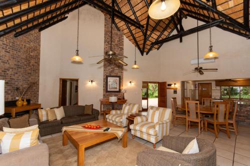Zona de estar de Kruger Park Lodge Unit No 441 with Private Pool