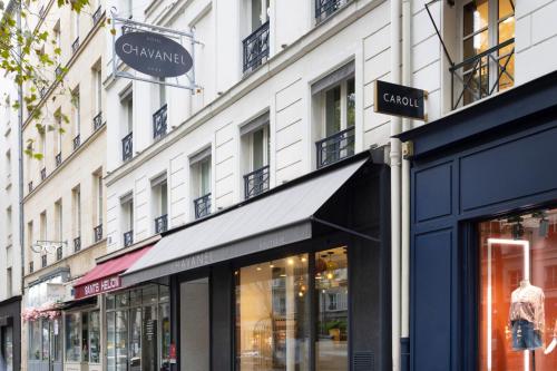 un magasin devant un bâtiment dans une rue dans l'établissement Hotel Chavanel, à Paris