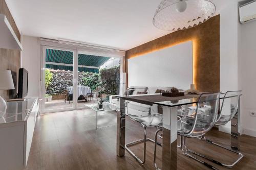 una cucina e una sala da pranzo con tavolo e sedie di Chalet independiente de diseño con Patio Privado a Madrid