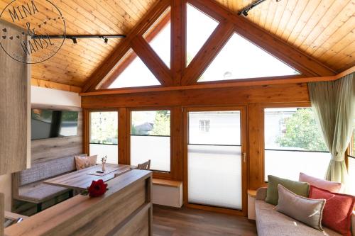 斯拉德明的住宿－Mina&Hansl，客厅设有木制天花板和窗户。