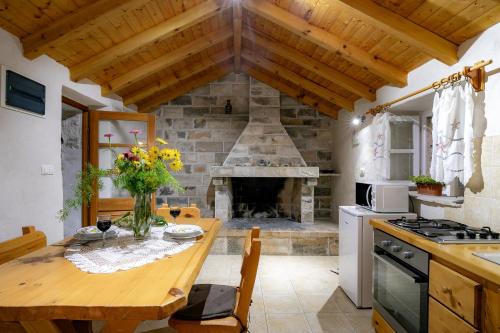 Кухня или мини-кухня в Stone House Harmony
