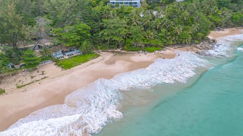 una vista aerea di una spiaggia con alberi e l'oceano di Sealord Naithon Beachfront Villa a Nai Thon Beach