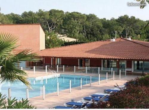 une grande piscine à côté d'un immeuble dans l'établissement Studio, à Mouans-Sartoux