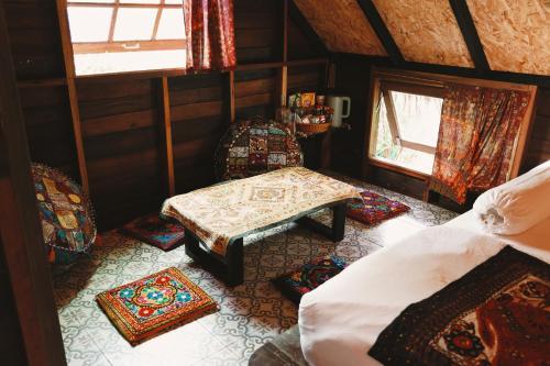 เตียงในห้องที่ Coco Camping Koh Kood
