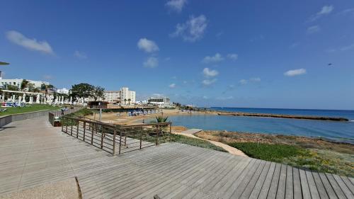 Dream Beach House Steps from the Sea & Free Parking