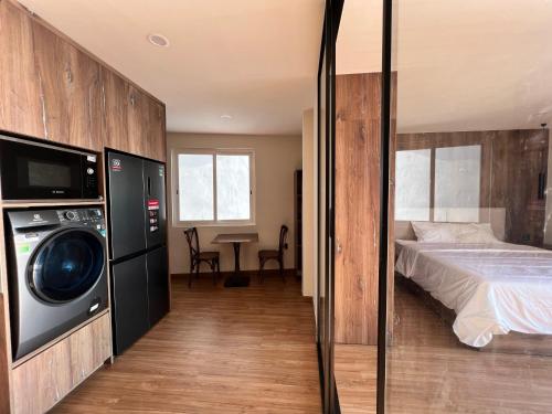 um quarto com uma cama e uma máquina de lavar roupa em KIM Apartments em Vung Tau
