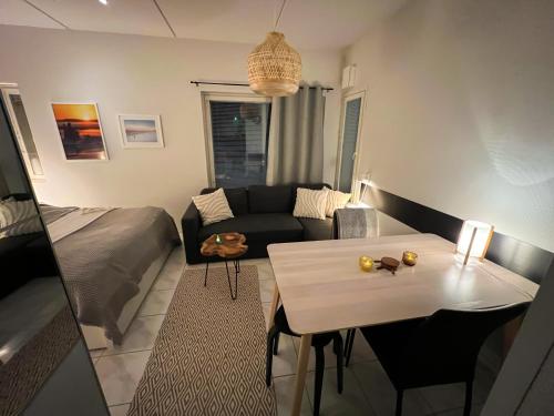 un soggiorno con divano e tavolo di Ylläs Kanerva 108 a Ylläs