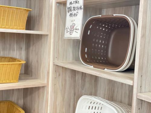 a wicker basket is sitting on a shelf at Sabae Daiichi Hotel in Sabae