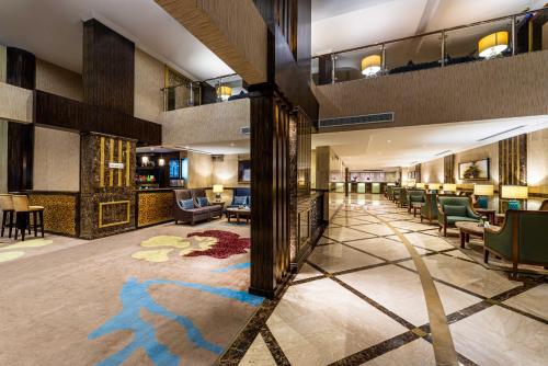 un vestíbulo de un hotel con sillas y mesas en Boudl Heraa, en Yeda