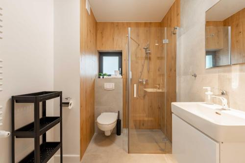 什切爾克的住宿－Apartament Olimpijska 26 - 200 m od wyciągu - Dream Apart，带淋浴、卫生间和盥洗盆的浴室