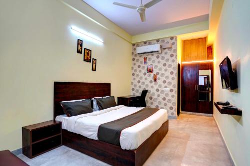 Collection O Hotel Liv Inn في غازي آباد: غرفة نوم بسرير كبير في غرفة
