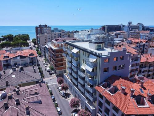 uma vista aérea de uma cidade com edifícios em Residence Hotel Hungaria em Grado