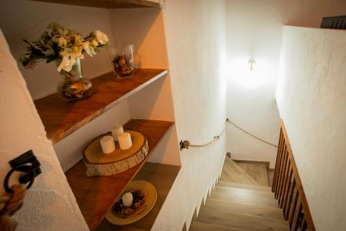 a staircase in a house with a vase of flowers at Refugio de los Sueños in Valdeganga