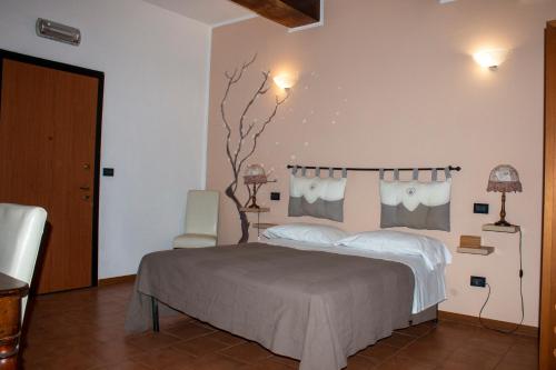 una camera con un letto di B&B Casa Manuela a Mantova