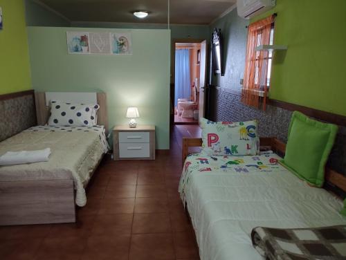 2 camas en una habitación con paredes verdes en Monte Sol Nascente, en Grândola