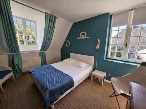 - une chambre avec un lit aux murs bleus et des fenêtres dans l'établissement Cosy Cottage -Vue Pyrénées- T5 - Piscine - 8 pers, 