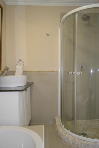 y baño con ducha y lavamanos. en Lonehill - Standard 2 Guest Studio Suite 2, en Sandton