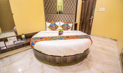 - une chambre avec un grand lit dans l'établissement FabHotel Seven Hills, à Mumbai