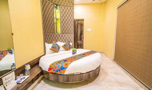 - une chambre avec un grand lit dans l'établissement FabHotel Seven Hills, à Mumbai