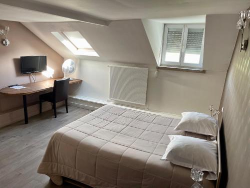 - une chambre avec un lit et un bureau avec un ordinateur dans l'établissement Hotel Restaurant Les Arcades, à Valenciennes