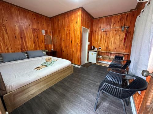 Een bed of bedden in een kamer bij Suan Nai Kokut Resort