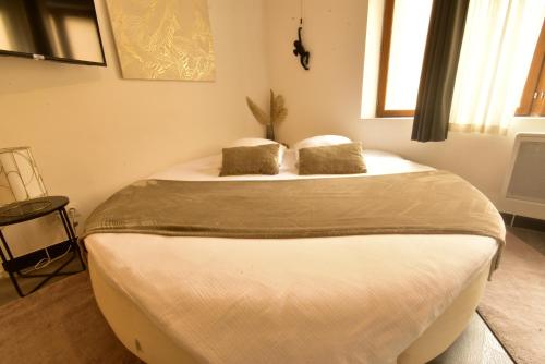 une chambre avec deux lits dans une pièce dans l'établissement Appartement jacuzzi Gold&Night, à Verneuil-sur-Avre