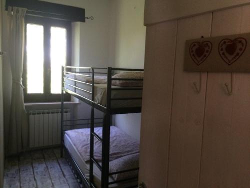سرير بطابقين أو أسرّة بطابقين في غرفة في Camping Le Marche Apartments