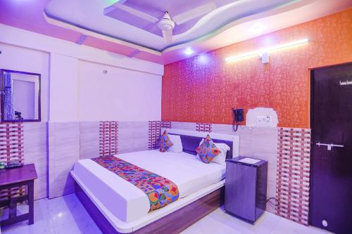 a bedroom with a bed in a room at FabExpress Kanha Dham in Kānpur