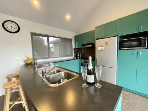 Dapur atau dapur kecil di Great Ocean Views Torquay