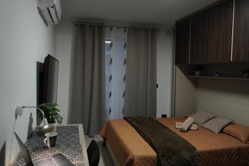 Cozy Private Room with Ensuite in Msida/Pieta - Near Vallettaにあるベッド