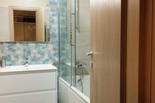 Phòng tắm tại Konstanzer 95 - 1 camera, bucaterie, aer conditionat, masina de sopalat