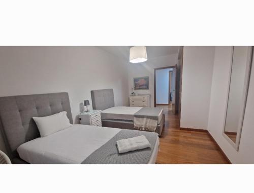 Un pequeño dormitorio con 2 camas y una habitación con en Ocean Pearl Apartment V, en Funchal