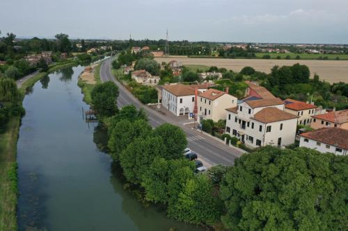 una vista aérea de una ciudad junto a un río en Villa Gasparini, en Dolo