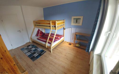 ブラウンラーゲにあるFerienwohnung BöseHansenの二段ベッド2組が備わる客室です。