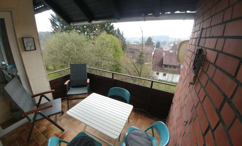 ブラウンラーゲにあるFerienwohnung BöseHansenの景色を望むバルコニー(テーブル、椅子付)