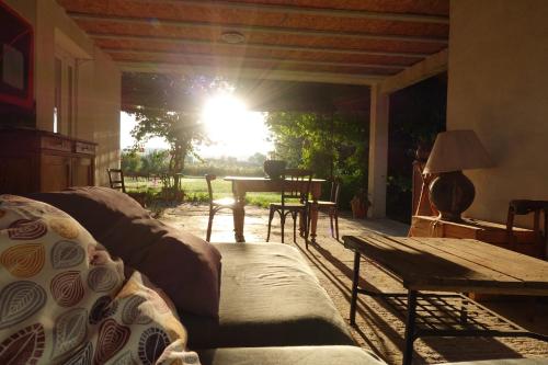 sala de estar con sofá y mesa en Domaine Limouzy, en Narbona