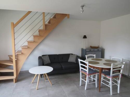 un salon avec une table et un canapé dans l'établissement La Pellegrine, à Guiseniers