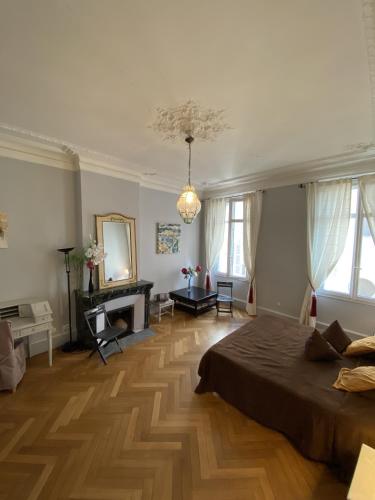 - une chambre avec un lit, un bureau et une cheminée dans l'établissement ANNA CLAIRE festival plages GAZ5213, à Cannes