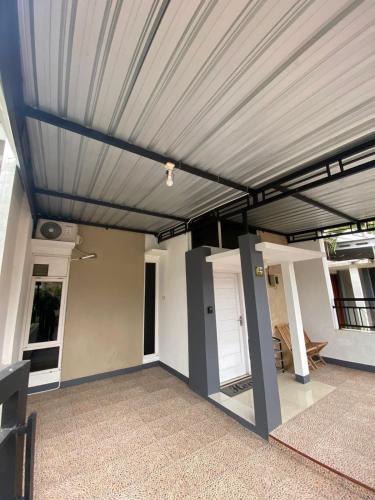 a garage with a metal ceiling in a building at Walasa Homes Werdyningsih in Kedungkrandenan